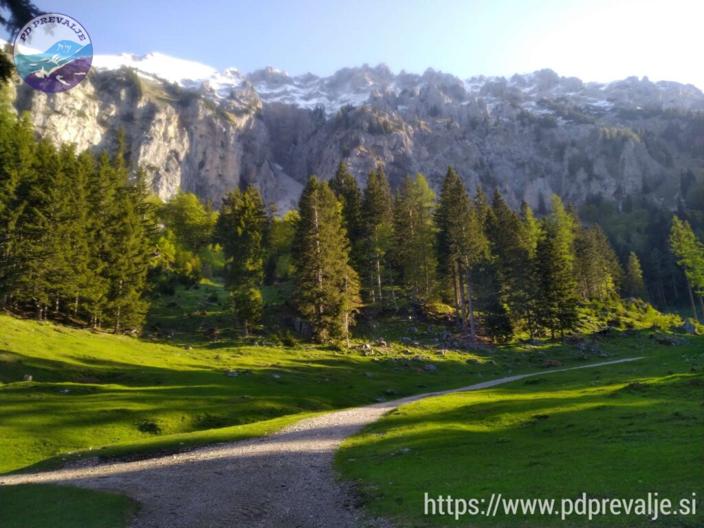 Hitro se nam odpre pogled na zasnežen greben Košute