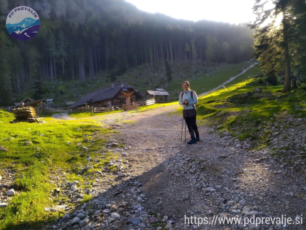 in pogled na kočo Planšarija Dolga njiva