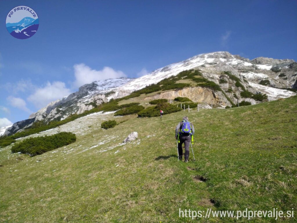 Od Orlovskega sedla se pot vzpenja po lahkem brezpotju proti vrhu.