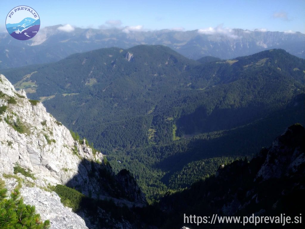 Z grebena se odpre pogled na Gorenjsko in proti našemu izhodišču.