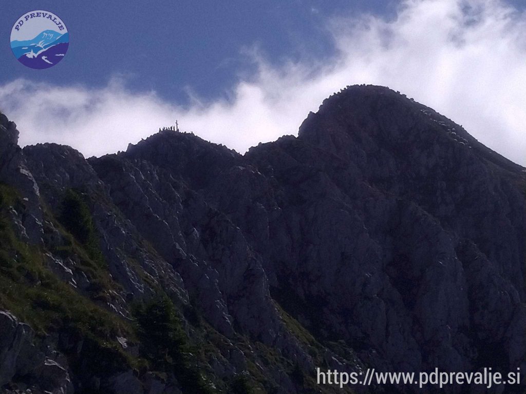 Pot nadaljujemo po razgibanem grebenu in že se pokaže vrh Storžiča, ki je še daleč ....
