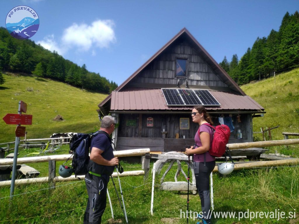 Tu se pot izravna in nadaljuje v prijetni senci smrekovega gozda do pastirske koče na Veliki Poljani.