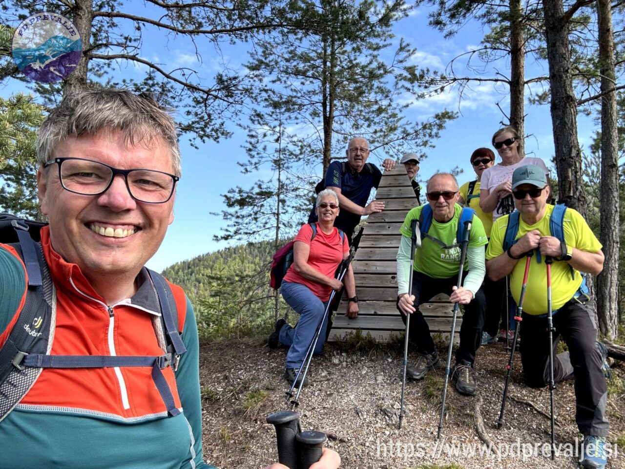 Skupinska slika pri piramidi na vrhu Novega Pogorevca